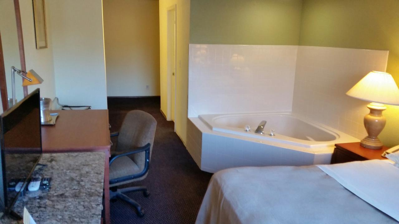 Riverwalk Inn & Suites Fort Atkinson Exterior photo